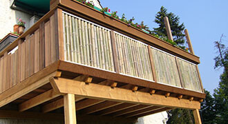 Balkon-Anbau mit Bambus-Elementen