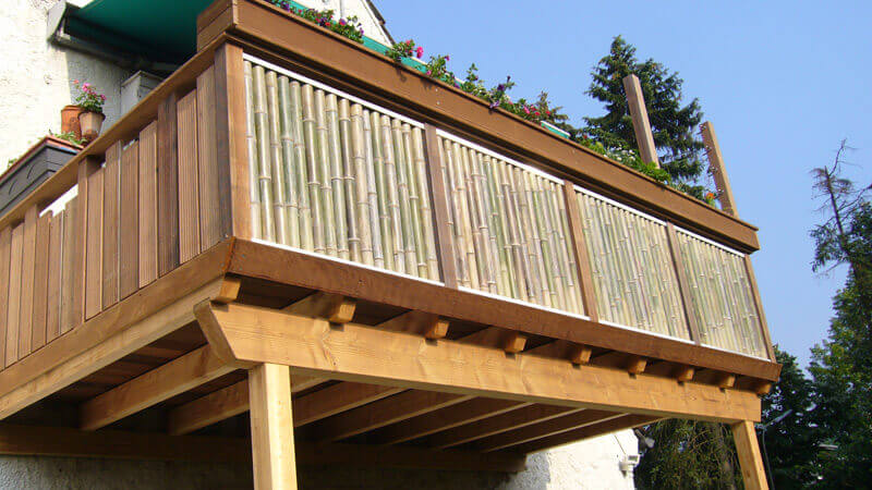Balkon-Anbau mit Bambus-Elementen