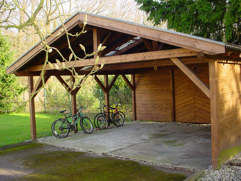 Carport im Garten mit Platz für 2 Fahrzeuge plus Fahrräder