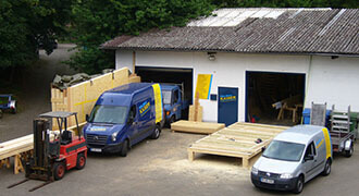 Bau eines Holzrahmens vor der Werkstatt