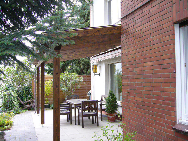 Terrassen-Überdachung mit dunklem Holz